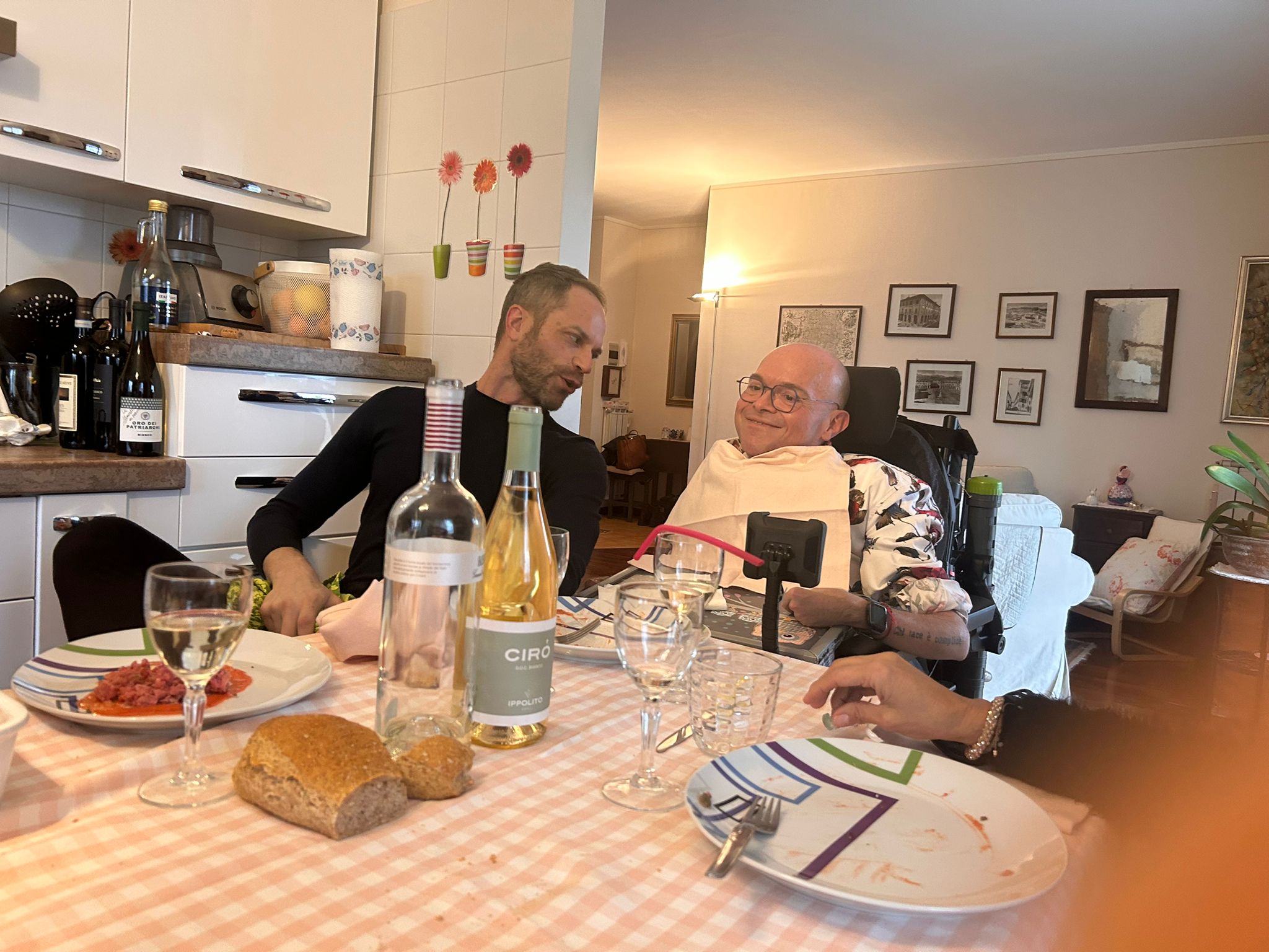 Simone Rugiati in cucina con Max