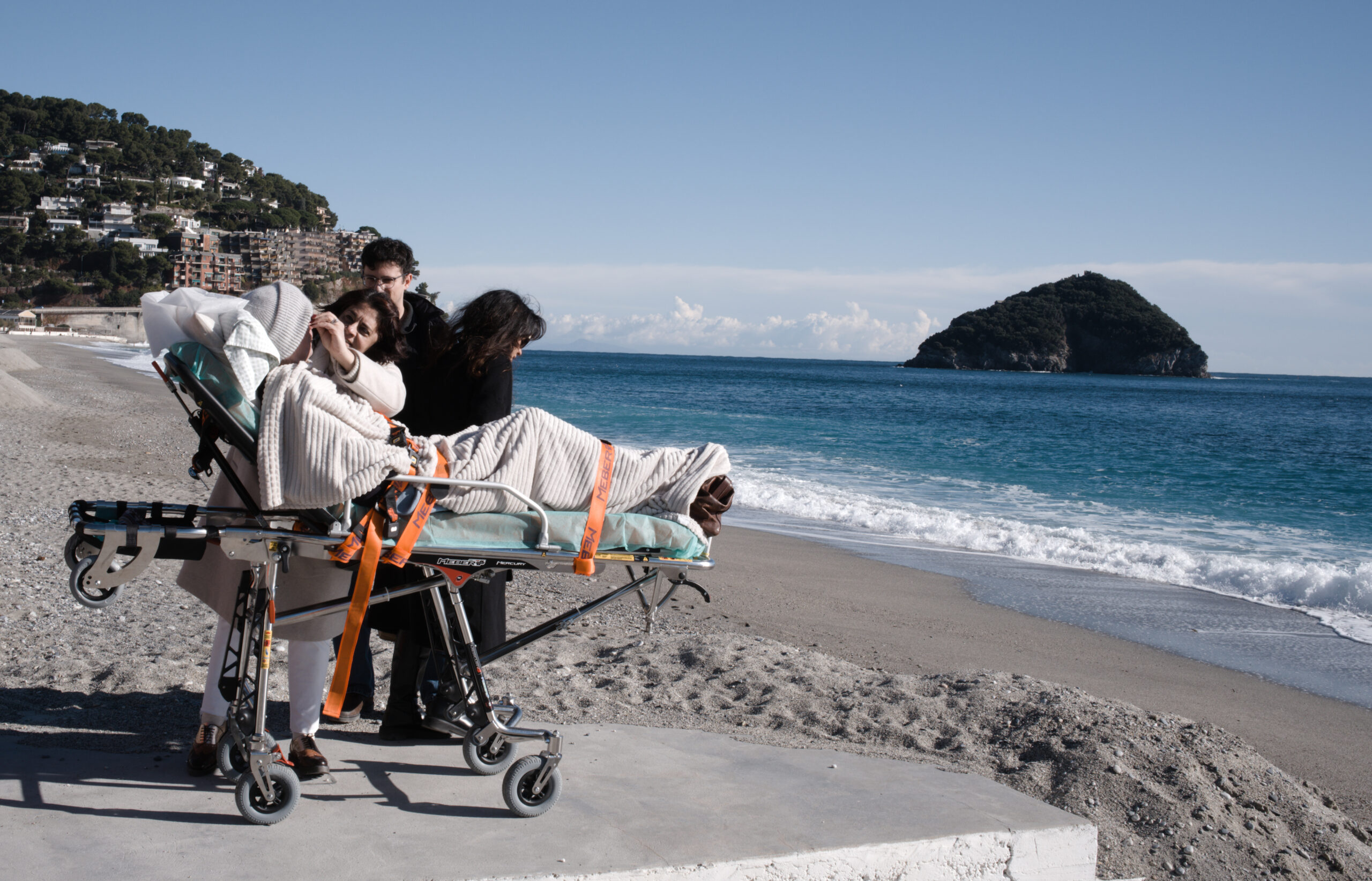 L'équipe Abacus con Giuseppe davanti al mare