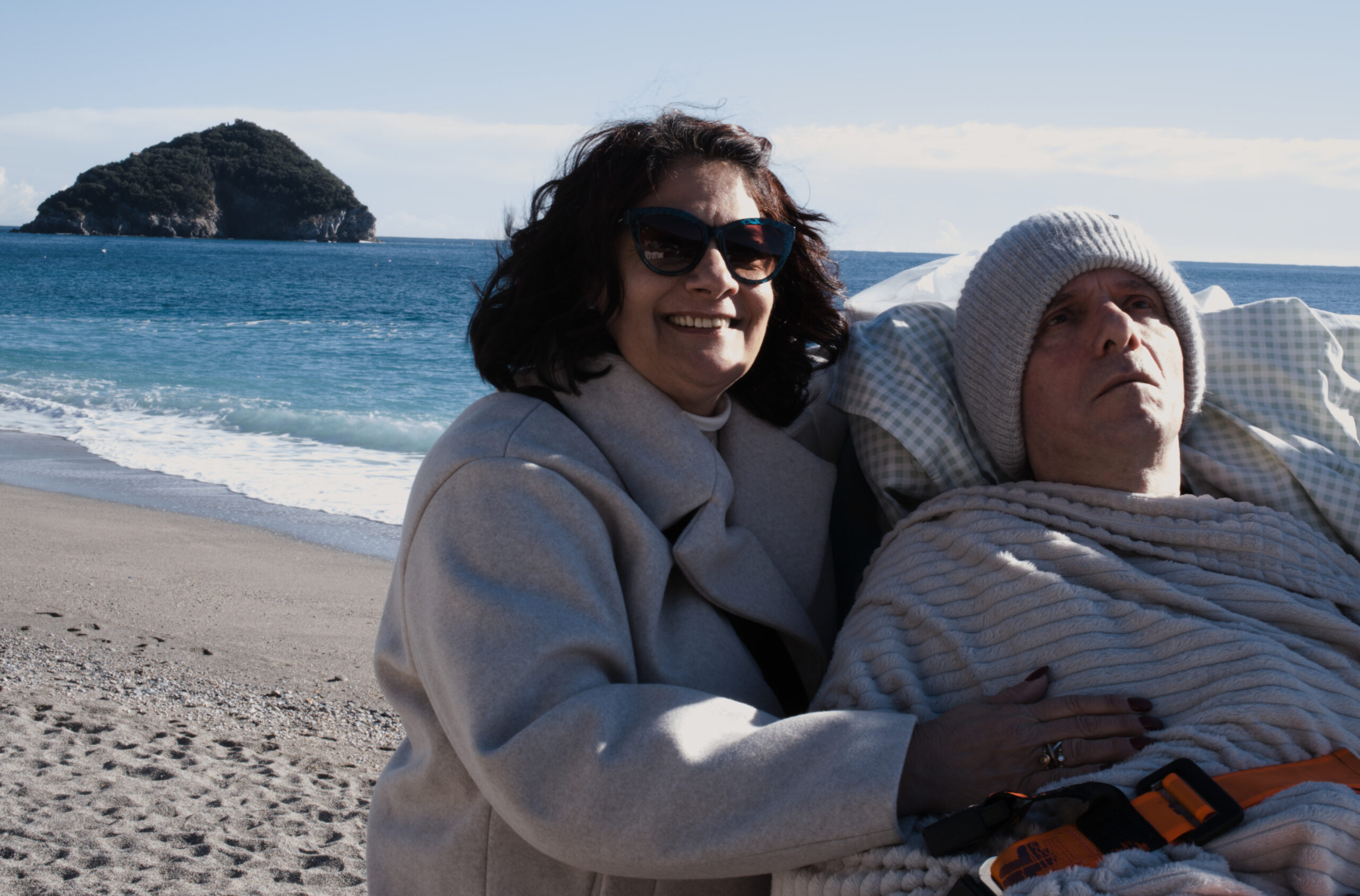 Giuseppe accompagnato in spiaggia a Bergeggi